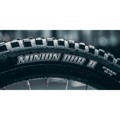 Eunorau URUS 2.0 Maxxis Minion DHR II tire close-up